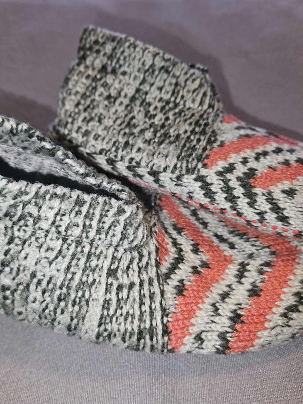 Bombas Kids (Size Youth) Knit Slipper Socks in Gray and Coral Chevron